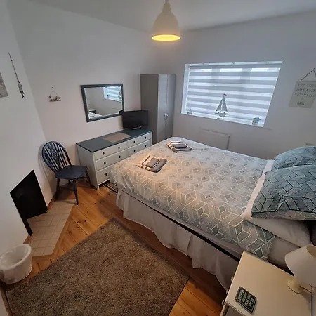 By The Sea, Home From Home Sleeps 6-3