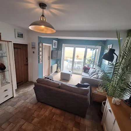 By The Sea, Home From Home Sleeps 6-2